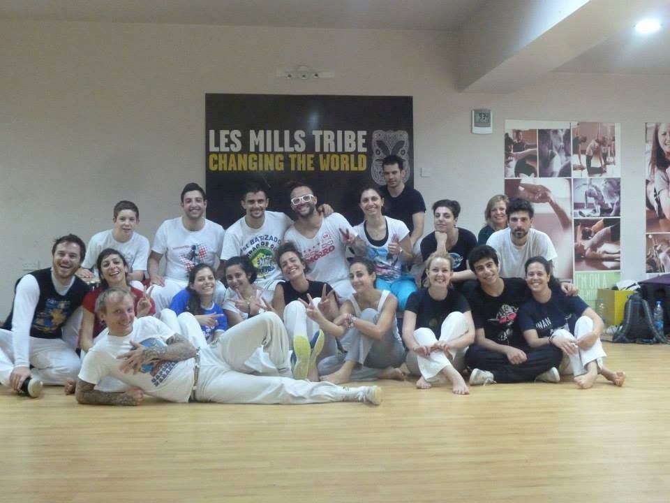 Mestre Papa-Léguas with Apêiara students after a workshop in a dance studio